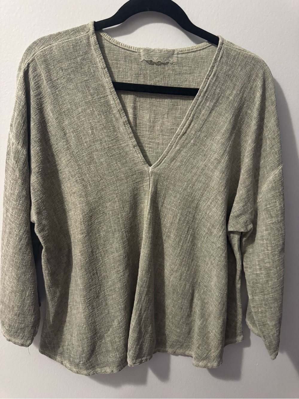 Women’s Linen Relaxed V-Neck Top in Light Olive Medium